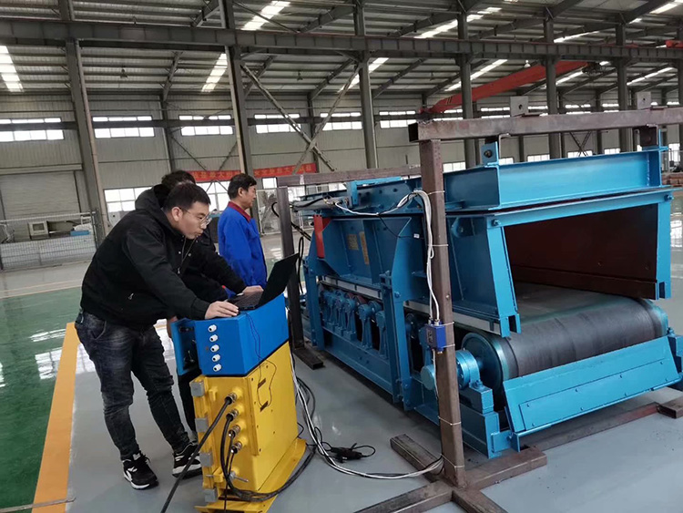 山東礦安生產(chǎn)的鏈?zhǔn)浇o煤機(jī)在車間進(jìn)行調(diào)試