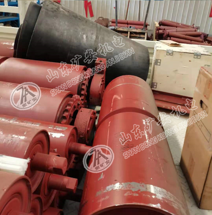 我公司一批給煤機(jī)配件在倉庫裝車發(fā)貨