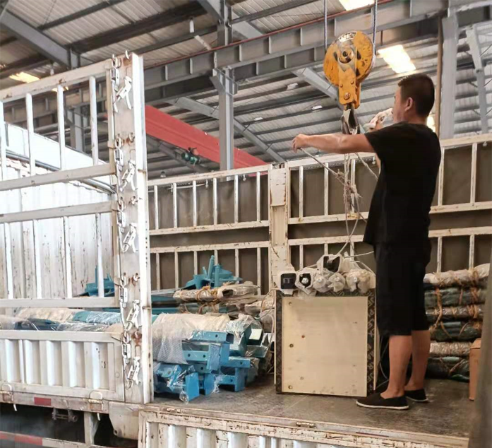 一批無壓風(fēng)門在山東礦安生產(chǎn)車間生產(chǎn)完成，裝車發(fā)貨