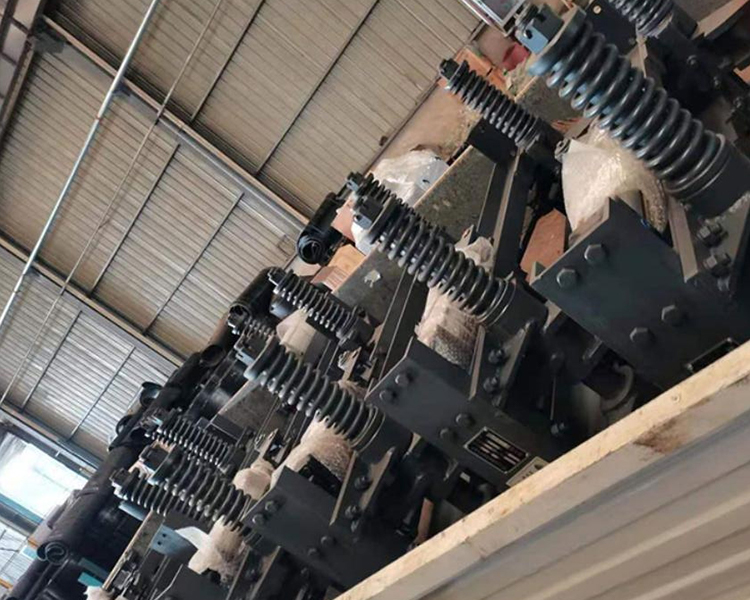 山東礦安機(jī)電一批氣動(dòng)阻車器裝車發(fā)往河北石家莊