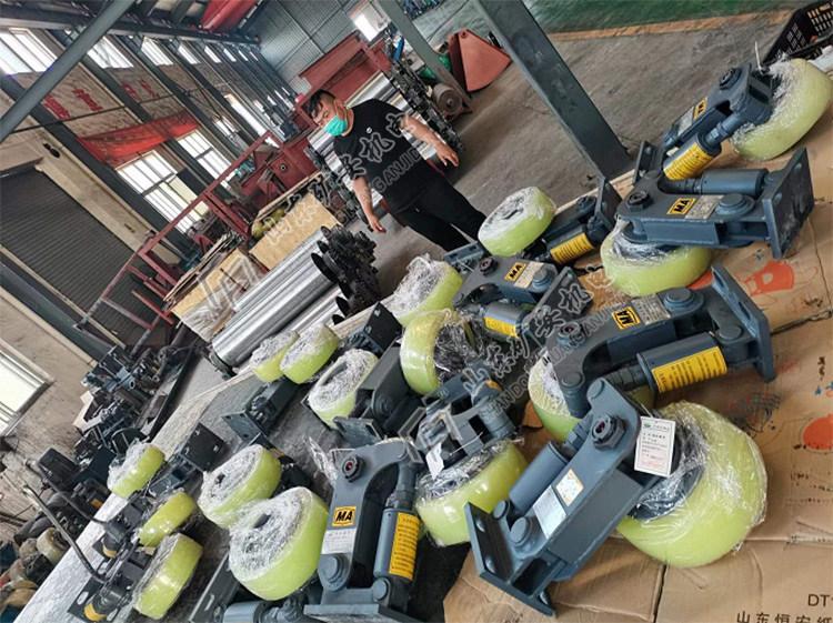 山東礦安機(jī)電一批滾輪罐耳發(fā)往河南周口