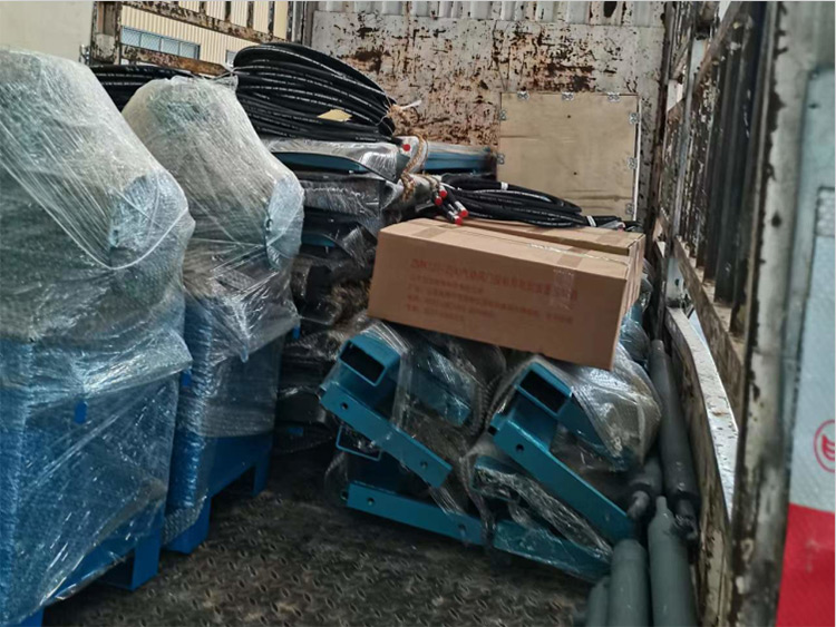 山東礦安機電生產(chǎn)的一批無壓風(fēng)門裝車發(fā)貨