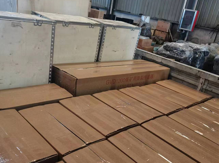 我公司生產(chǎn)的皮帶機綜合保護裝置發(fā)往四川綿陽