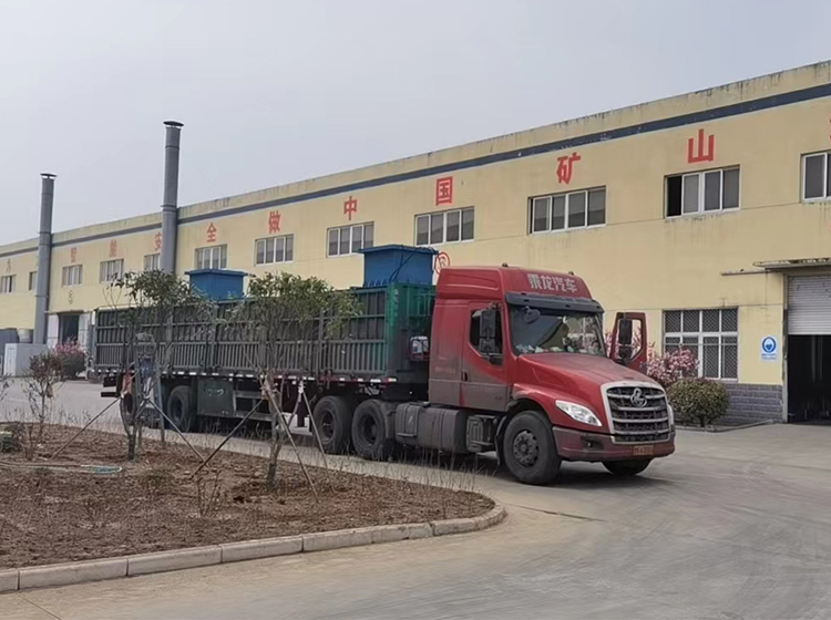 山東礦安自主研發(fā)生產(chǎn)的兩臺液壓甲帶給料機發(fā)往山西