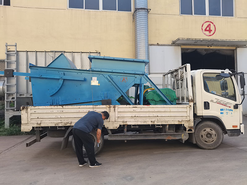 山東礦安機(jī)電往復(fù)式給煤機(jī)裝車(chē)發(fā)往河南鄭州