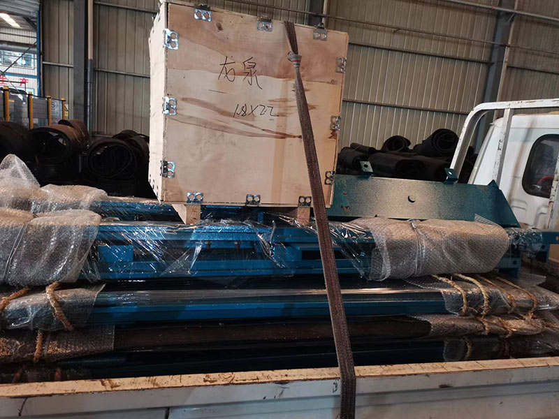 礦安機(jī)電一批無(wú)壓風(fēng)門裝車發(fā)貨