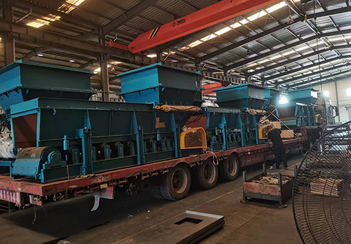 山東礦安機電有限公司生產(chǎn)的12臺液壓帶式給料機啟運